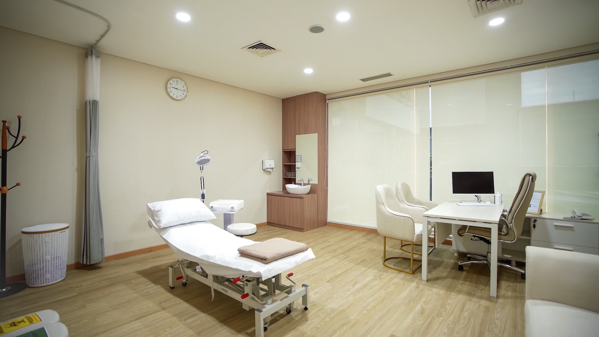 dr. Surya W Giri, Sp.Ak, CHt